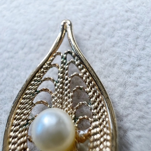Vintage Sarah Coventry Serene Gold Tone Faux Pearl Leaf Clip on Earrings - Picture 3 of 12